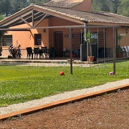 House With Large Garden And Pool Villa