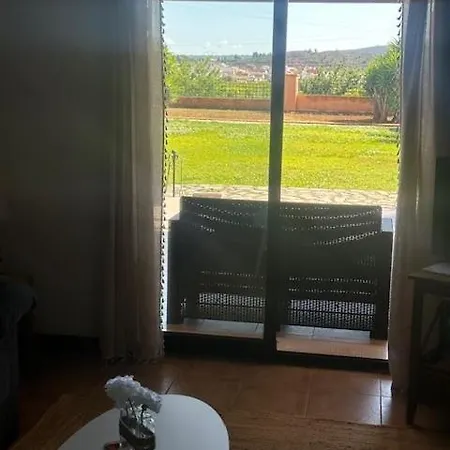 House With Large Garden And Pool *