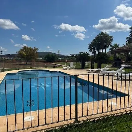 House With Large Garden And Pool *