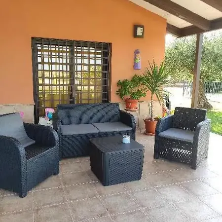 House With Large Garden And Pool Villa Chella