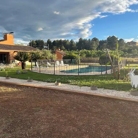 House With Large Garden And Pool Villa