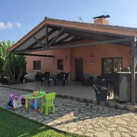 House With Large Garden And Pool